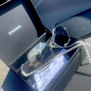 This is an authentic pair of CHANEL Butterfly Sunglasses w removable pearls